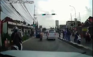 Viral! Detik-detik Pelajar Bogor Dibacok saat Nyeberang Jalan Terekam Dashcam