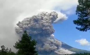 BPPTKG: Sebaran Abu Vulkanik Capai 33 Km dari Puncak Merapi