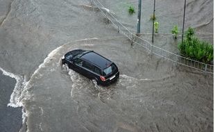 Mobil Listrik Terobos Banjir Aman atau Enggak, Ini Penjelasannya