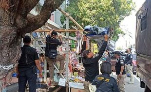 Dugderan Selesai! Satpol PP Semarang Bongkar Paksa Lapak Pedagang