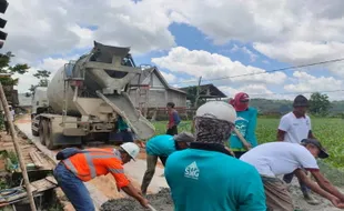 Semen Gresik Bangun Jalan Beton Senilai Rp450 Juta di Desa Tegaldowo Rembang