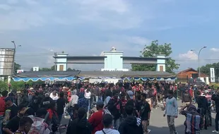 Ribuan Suporter Hadir di Stadion Maguwoharjo Dukung Persis Solo Vs Arema FC