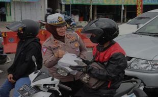 Polwan Polres Sukoharjo Bagikan Ratusan Takjil ke Pengguna Jalan