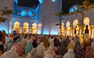 Warga Solo dan Sekitarnya Ramai-Ramai Tunaikan Salat Tarawih Perdana