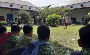 Seru! Siswa SD Kasatriyan Solo Tampilkan Tarian Lutung di Depan Ratusan Orang