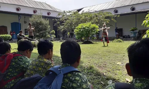 Seru! Siswa SD Kasatriyan Solo Tampilkan Tarian Lutung di Depan Ratusan Orang