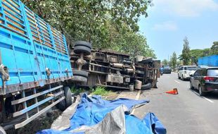 Awas! Ada Truk Gandeng Terguling di Jalan Solo-Jogja Delanggu Klaten