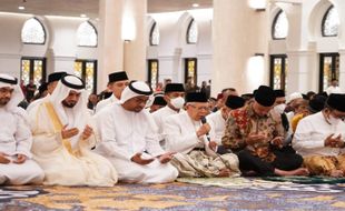 Ma’ruf Amin dan Ganjar Pranowo Salat Subuh Pembukaan Masjid Raya Sheikh Zayed