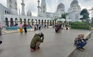 Diserbu Warga, Ini Tantangan & Cuan Jasa Foto di Masjid Raya Sheikh Zayed Solo