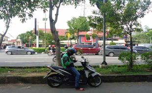 Rentan dan Tak Dapat THR Lebaran, Begini Curhatan Para Driver Ojol Solo