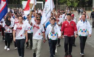 Torch Relay SEA Games 2023 Kamboja, Plt Menpora Muhadjir Effendy Lari Bawa Obor