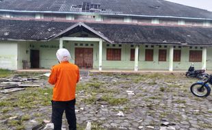 Angin Kencang Rusak Atap Gedung hingga Gerobak di Tulung Klaten