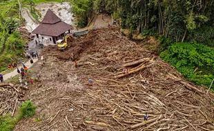 Dampak Banjir Bandang di Malang, Saluran Irigasi Putus Dipenuhi Lumpur & Kayu