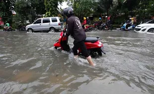 Hujan Deras dan Tanggul Jebol Picu Banjir di Surabaya