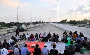 Tuntut Uang Ganti Rugi Lahan, Warga Blokir Jalan Tol Jatikarya Bekasi