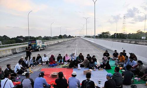 Tuntut Uang Ganti Rugi Lahan, Warga Blokir Jalan Tol Jatikarya Bekasi