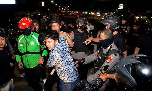 Demo Tolak UU Ciptaker di Makassar Ricuh, Mahasiswa Bentrok dengan Warga