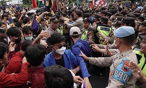 Demo Tolak UU Ciptaker, Mahasiswa Geruduk Pendopo Kabupaten Banyumas