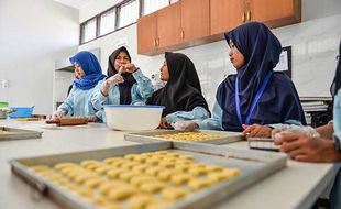 Pelatihan Produksi Kue Lebaran bagi Siswa Penyandang Disabilitas di Cimahi