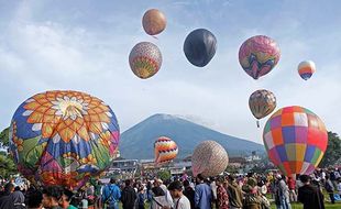 Wow! Puluhan Balon Udara Warna-Warni Hiasi Langit di Kledung Temanggung