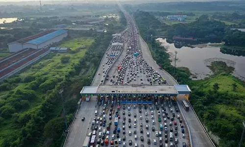 Perhatian! Puncak Arus Balik Lebaran 2024, Tol Cikampek Menuju Jakarta Padat