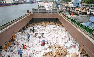 2.000 Ton Gula Impor Tahap Pertama dari Thailand Tiba di Tanjung Priok