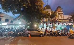 Bacaan Al-Qur'an Tanpa Pengeras Suara di Masjid Al Hikmah Selama Masa Paskah