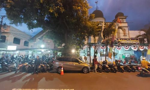 Bacaan Al-Qur'an Tanpa Pengeras Suara di Masjid Al Hikmah Selama Masa Paskah