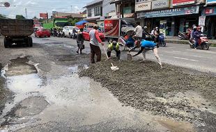 Jalan Rusak dan Berlubang di Simpang Empat Kartasura Sudah Diperbaiki