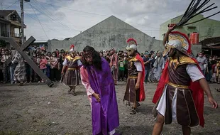 Visualisasi Jalan Salib pada Peringatan Jumat Agung di Gereja St Aloysius Solo