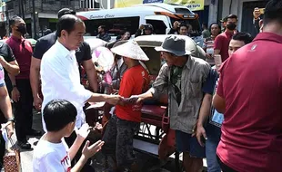 Kunjungi Sejumlah Pasar di Solo, Jokowi Bagikan Bantuan ke Pedagang