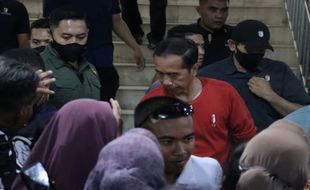 Pulang ke Solo, Presiden Joko Widodo Bagi Sembako ke Buruh Gendong Pasar Legi