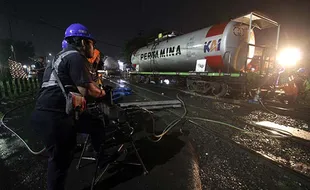 Evakuasi Gerbong Kereta Pengangkut BBM Pertamina Anjlok di Sidoarjo