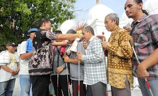 Sambut Lebaran, Kagama Solo Bagikan 1.000 Sarung kepada Warga