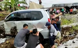 Pengemudi Alami Kram Tangan, Mobil Avanza Terjun ke Sawah di Suruh Semarang