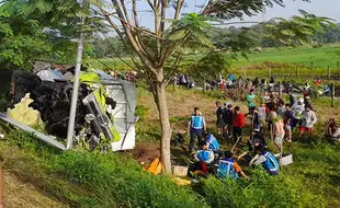 Sopir Truk Trailer Penyebab Laka Maut Karambol di Tol Boyolali Ternyata Selamat