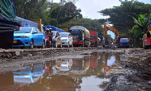 Jalur Pantura Pati Macet Parah Dampak Perbaikan dan Pengecoran Jalan