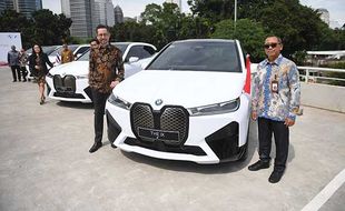 Dukung KTT ASEAN di Labuan Bajo, BMW Indonesia Serahkan 13 Unit Mobil Listrik