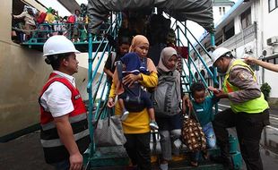 Ribuan Pemudik Lebaran Tiba di Pelabuhan Tanjung Perak Surabaya