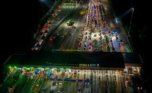 Suasana Arus Mudik Lebaran Gelombang Pertama di Pintu Tol Cikampek