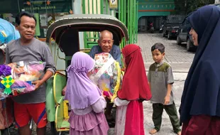 Asyik, Siswa Kelas 1 SDIT Nur Hidayah Berbagi Parcel ke Pengayuh Becak