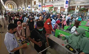 H+2 Lebaran, KRL Commuterline Jabodetabek Penuh Sesak Penumpang Musiman