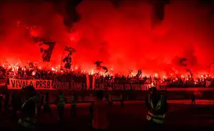 Kecewa Persib Kalah dari Persikabo 1-4, Suporter Masuk Lapangan & Bakar Flare