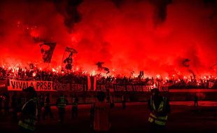 Kecewa Persib Kalah dari Persikabo 1-4, Suporter Masuk Lapangan & Bakar Flare