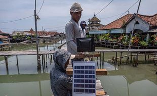 Kampanye Hemat Energi, Aktivis Lingkungan Pasang PJU-TS di Kampung Rob Demak