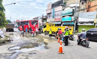 Sempat Diprotes Warga, Jalan Rusak di Kartasura Kini Mulai Diperbaiki DPUPR