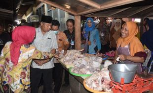 Cek Stok dan Harga Barang, Bupati Karanganyar Blusukan ke Pasar Jungke 