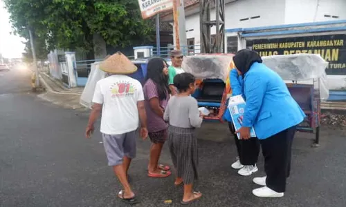 Latih Kepedulian, OSIS SMK Wikarya Karanganyar Bagi 100 Paket Takjil