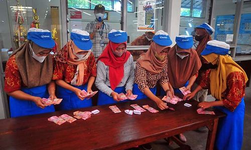 Potret Bahagia Puluhan Ribu Buruh Rokok Djarum Kudus Terima THR