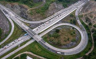 H+3 Lebaran, Arus Lalin Tol Solo-Semarang di Kawasan Bawen Padat Merayap